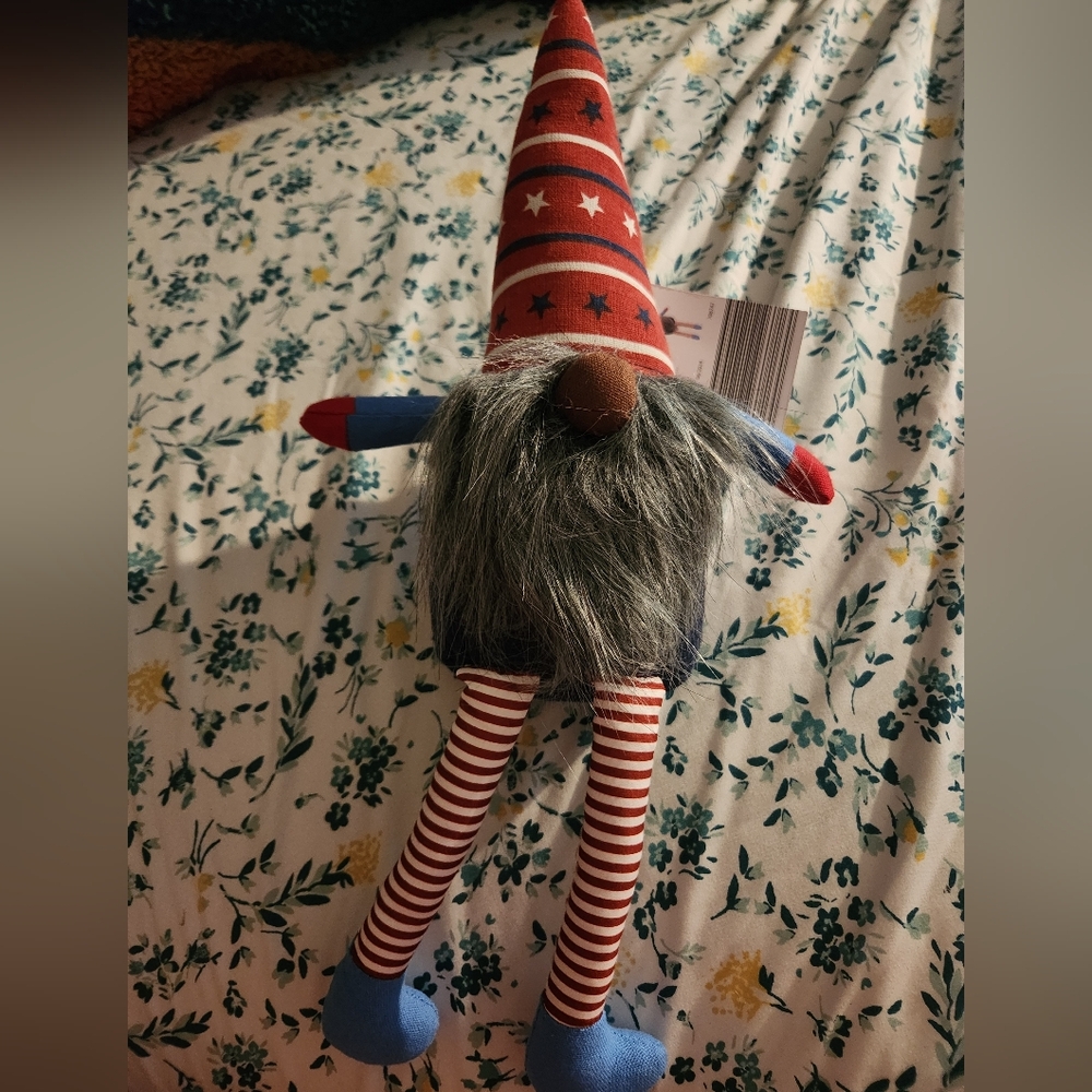 BNWT Sitting mini gnome